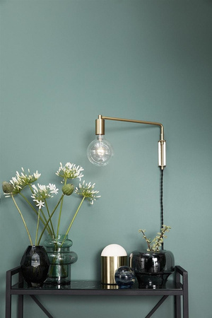 HÜBSCH gold arm wall lamp