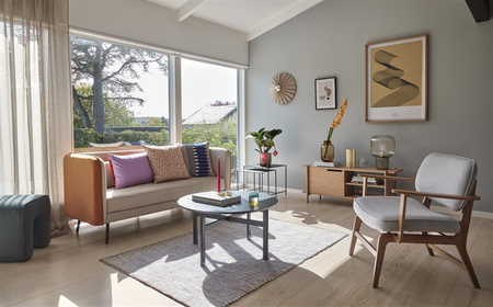 HÜBSCH PLISS brass yellow wall lamp